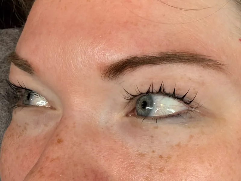 Augenpartie mit geschwungenen Wimpern nach dem Wimpernlifting
